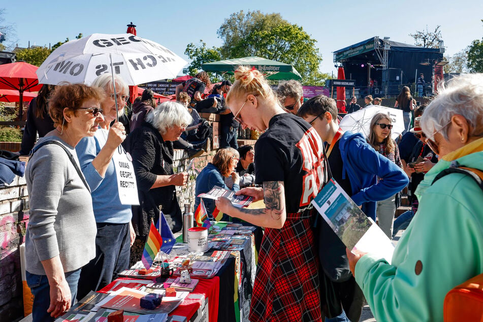 Auch der "Markt der Demokratie" war wieder vertreten. Unter anderem dabei: die "Omas gegen Rechts".