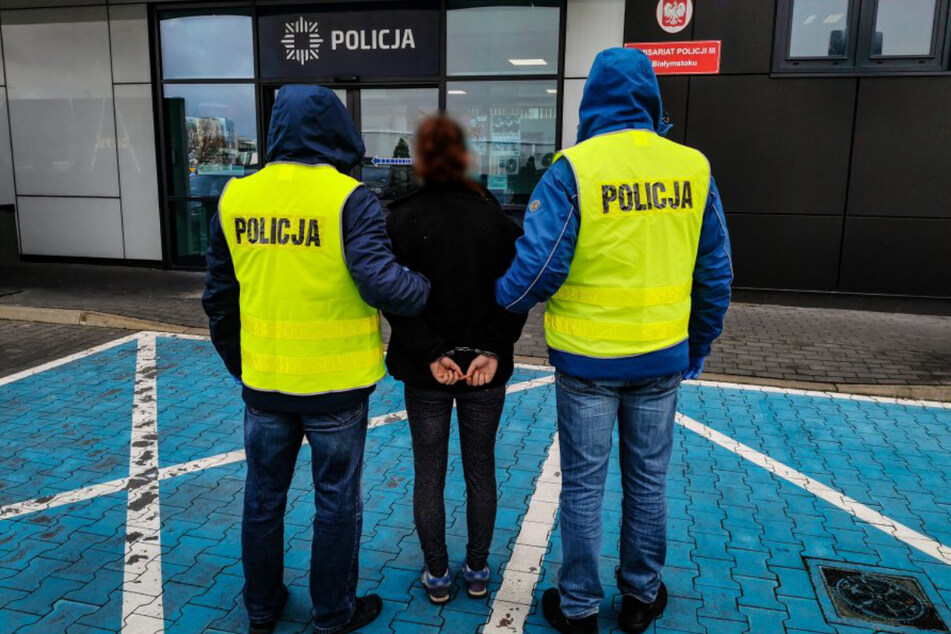 Die 22-Jährige, die auch in der besagten Wohnung lebt, wurde ebenfalls festgenommen.