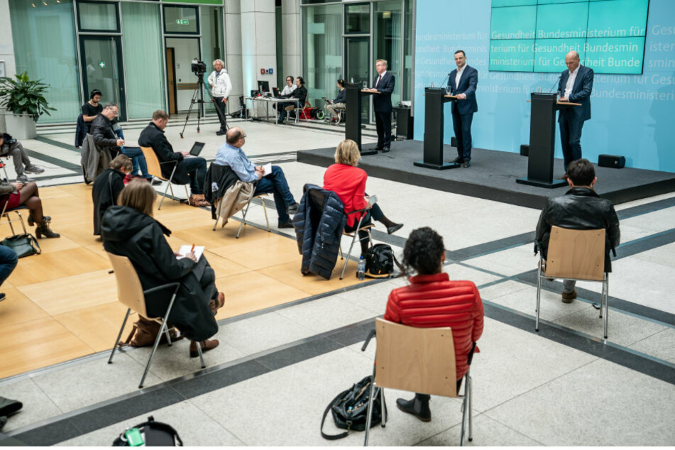 Jens Spahn (CDU, M), Bundesminister für Gesundheit, spricht bei einer Pressekonferenz zur Corona-Krise neben Staatssekretär Andreas Westerfellhaus (l.) und Hanno Kautz (r), Sprecher des Ministeriums.