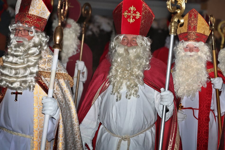Haben nichts mit Santa Claus zu tun: Darsteller ziehen beim Internationalen Nikolaus-Treffen in einem Umzug in Richtung der Pfarrkirche Sankt Martin.