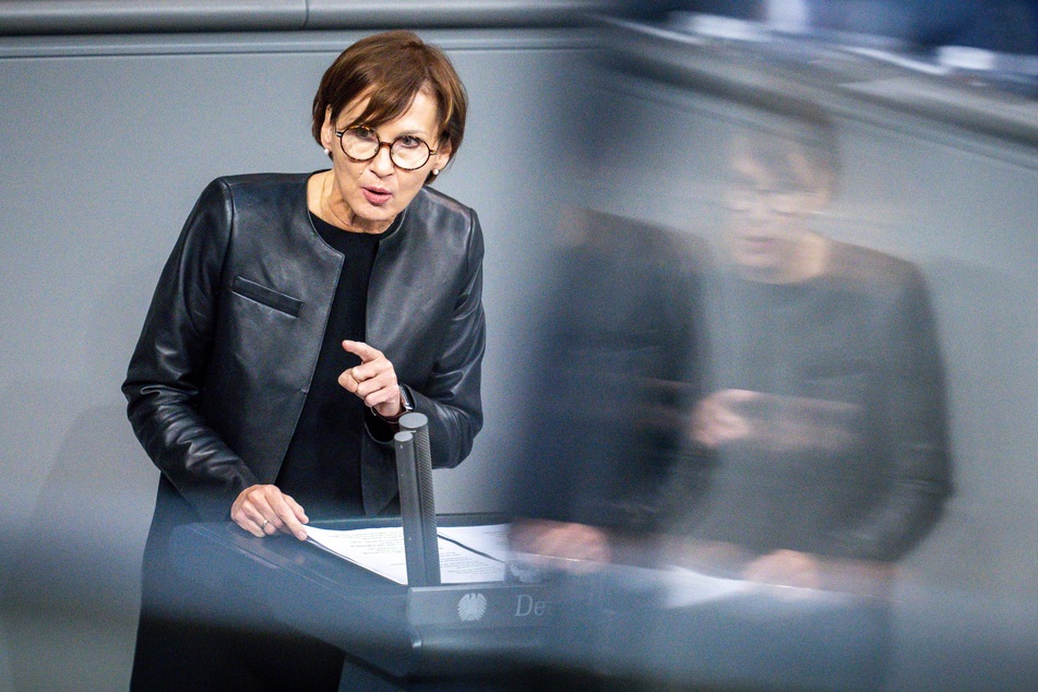 Bundesbildungsministerin Bettina Stark-Watzinger (54, FDP) ist fassungslos über die tödliche Attacke auf die Lehrerin.