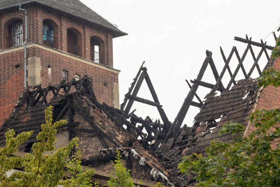 Bevor die Brandursache ermittelt werden kann, muss die Feuerwehr prüfen, ob das alte Landtagsgebäude einsturzgefährdet ist.