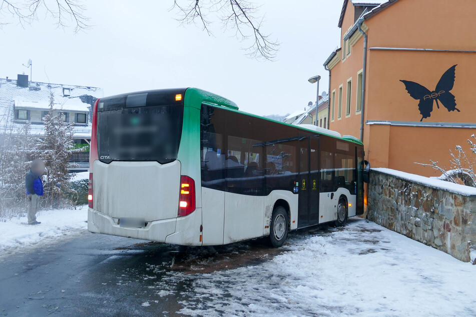 Ein Bus knallte am Donnerstagnachmittag in Waldheim gegen eine Hauswand.
