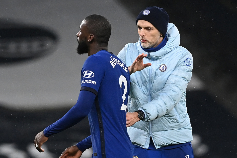 Antonio Rüdiger (28, l.) überzeugt beim FC Chelsea unter der Leitung von Trainer Thomas Tuchel (48) auf dem Platz mit starken Leistungen.