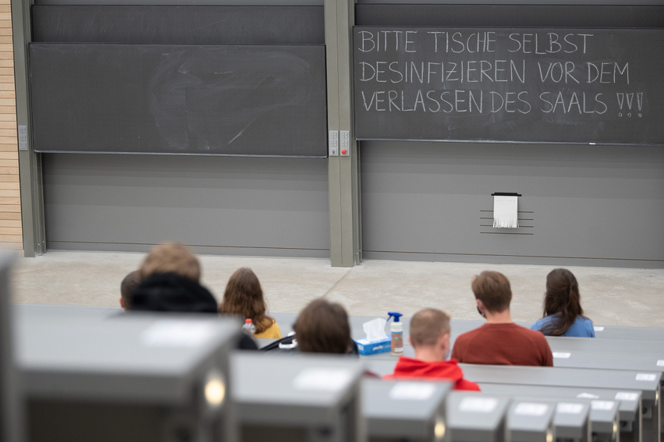 Studierende in Baden-Württemberg bekommen wegen der Corona-Pandemie noch einmal mehr Zeit für Prüfungen.