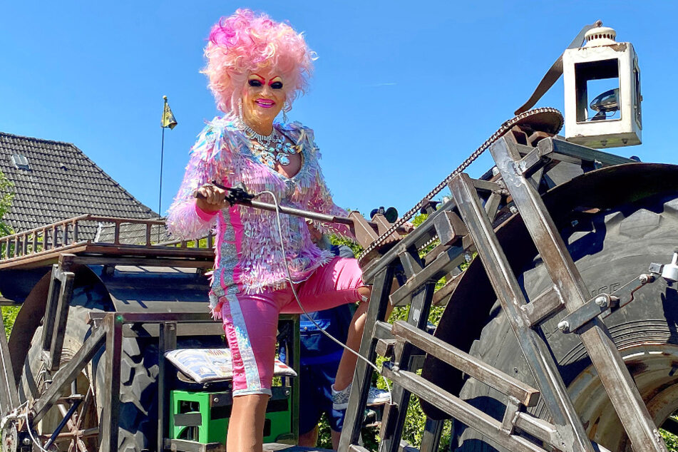 Travestiekünstlerin Olivia (50) macht sich auf die Suche nach den Rekorden im Norden.