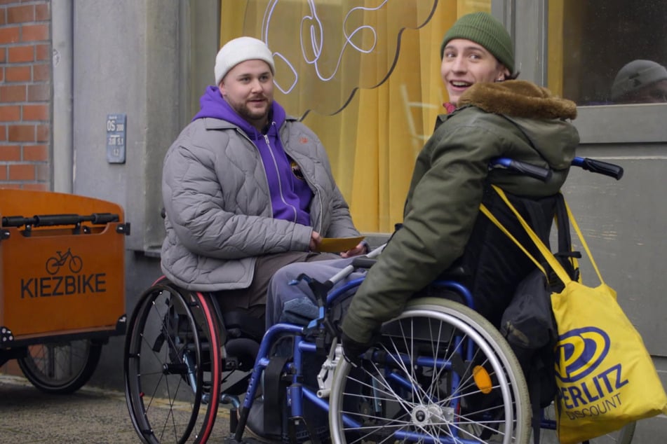 Jonas (l.) bekommt durch Mats unverhofft Hilfe.