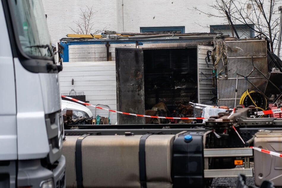 Schock nach Feuer auf Firmengelände: Leiche in ausgebranntem Container entdeckt