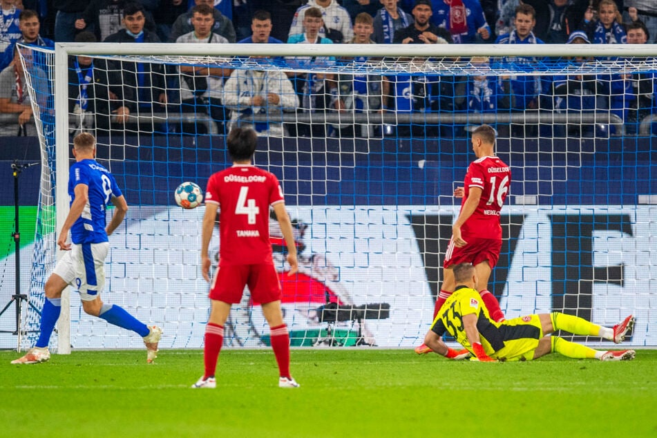 Simon Terodde (l.) schießt in Richtung Kasten, Dragos Nedelcu (2.v.l.) verlängert das Leder unglücklich zum 2:1 ins Tor. Später legte der Goalgetter noch das 3:1 für die Knappen nach.