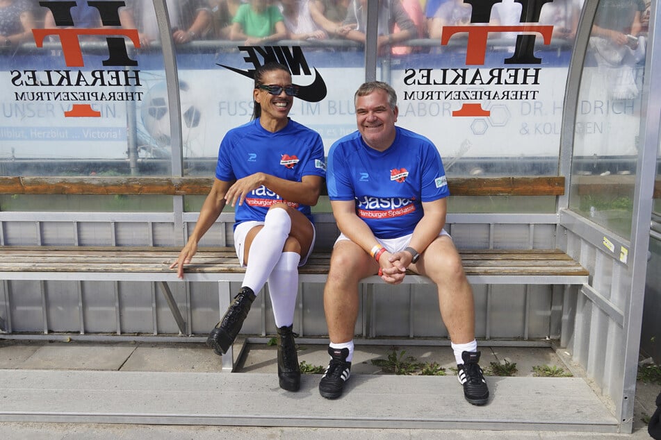 Auch "Let's Dance"-Juror Jorge González (58) und Moderator Elton waren bei "Kicken mit Herz" in Hamburg dabei.