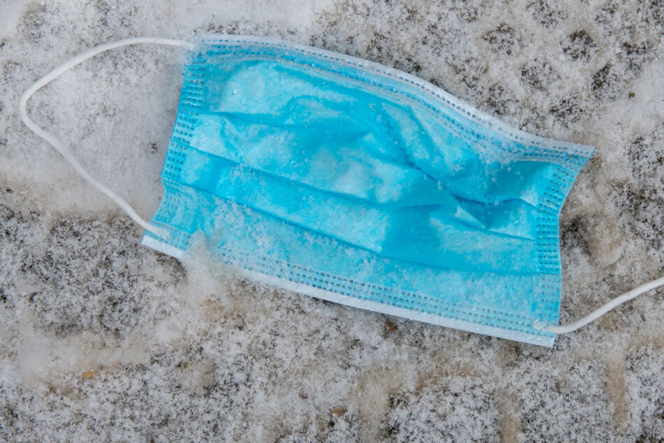 Ein Mann hat versucht eine Maske zu essen. (Symbolbild)
