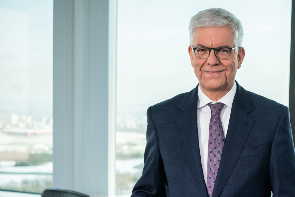 Thomas Bellut (65), Intendant des Zweiten Deutschen Fernsehens, steht in seinem Büro.