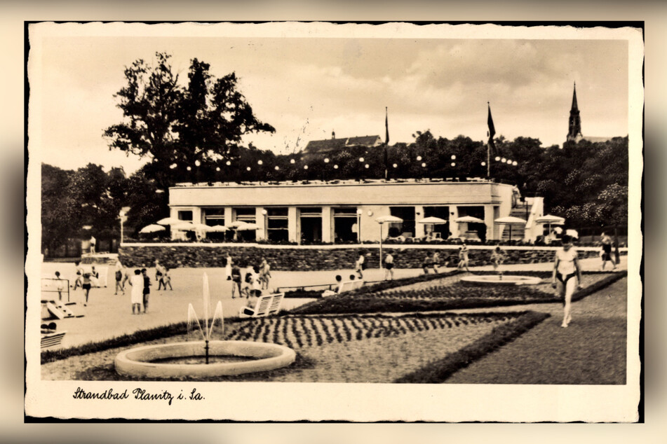 Auf einer Postkarte von 1938 ist das sommerliche Treiben im Strandbad verewigt.