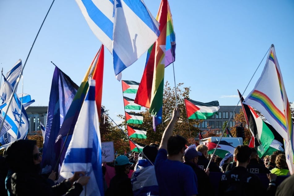 Mehr als 1000 Menschen nahmen an einer propalästinensischen Demonstration im Berliner Regierungsviertel teil.