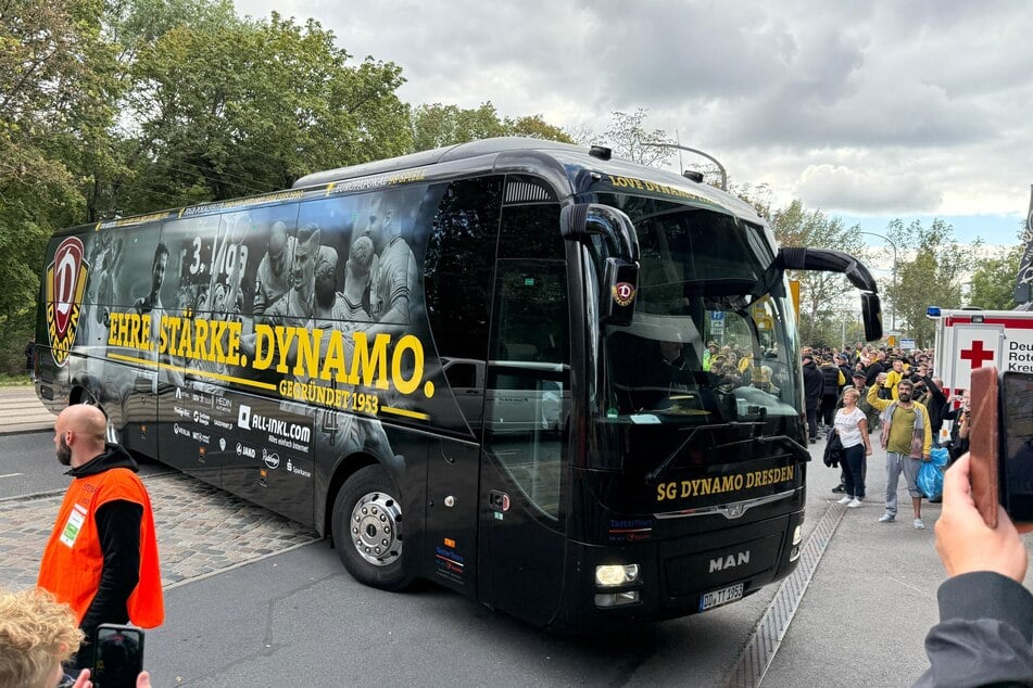 Der Dynamo-Bus wird von einigen Fans am RHS begrüßt.