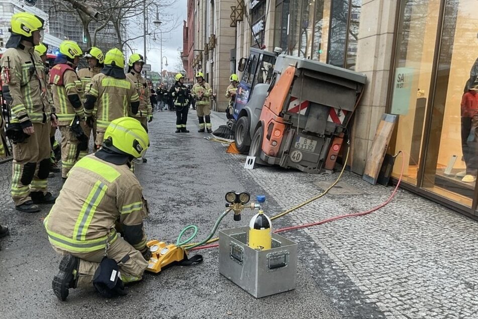Berlin: "Rüsseltier" im Einsatz: Kehrmaschine reißt Loch in Bürgersteig über U-Bahnstrecke