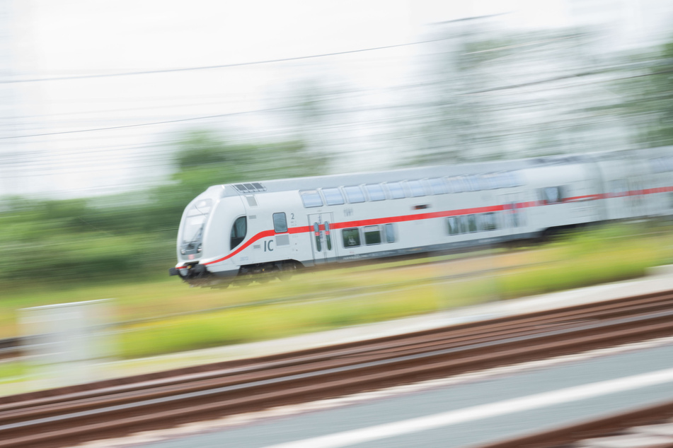 Ein Intercity musste wegen Dresdner Urlaubern eine Notbremsung einlegen. (Symbolbild)