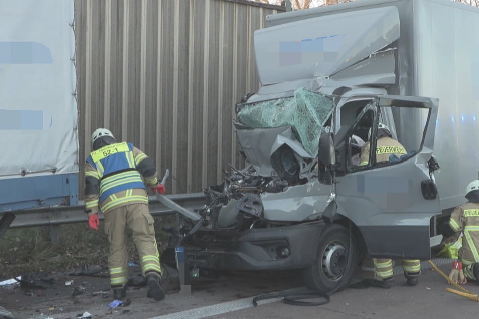 Auf der A1 bei Stuhr hat ein Lastwagenfahrer ein Stau übersehen und ist in den Vordermann gekracht.