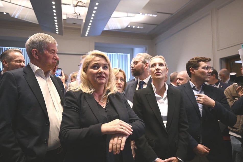 AfD-Spitzenkandidatin Kristin Brinker (2.v.l.) freut sich über das Ergebnis. Die Alternative für Deutschland hat auch in Berlin zugelegt.