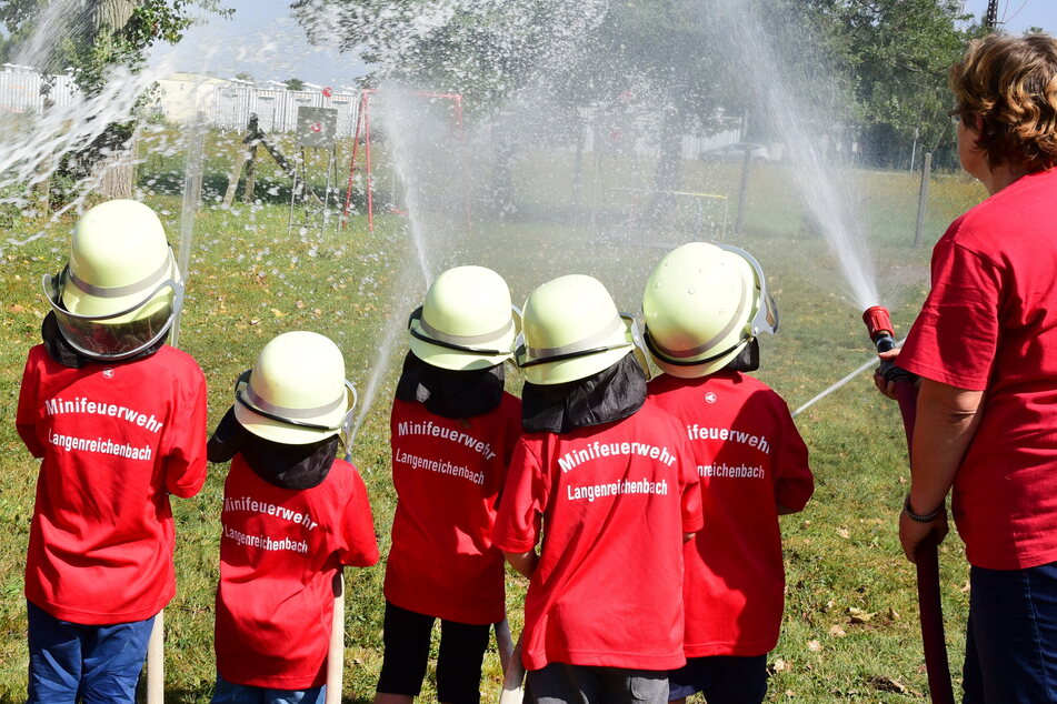 Die freiwillige "Mini-Feuerwehr" Langenreichenbach übt Löschen. Wo es viel Nachwuchs und aktive Vereine gibt, hat die Demokratie einen besseren Stand.