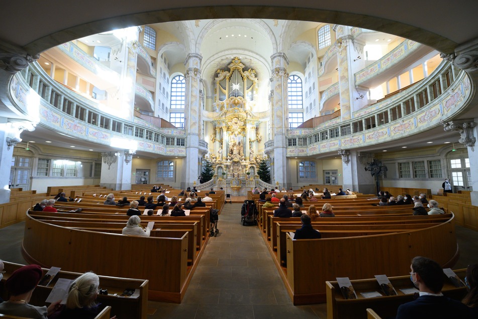 Aufgrund geltender Maßnahmen zur Bekämpfung der Corona-Pandemie war bereits Heiligabend in der Frauenkirche der Gottesdienst nur einer begrenzten Anzahl vor Besuchern erlaubt.