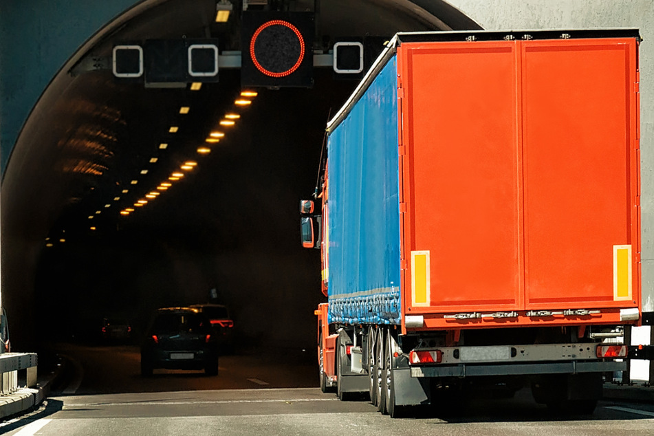 Die Containerabdeckung eines Lkw hat im Schmücke-Tunnel vier Kameras abgerissen. (Symbolbild)