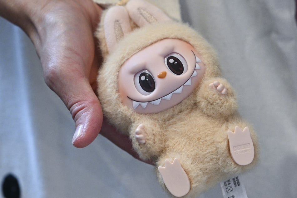 Eine Frau hält eine Labubu-Plüschfigur bei der Eröffnung des ersten Labubu-Store Deutschlands im Alexa Einkaufscenter in Berlin in der Hand.