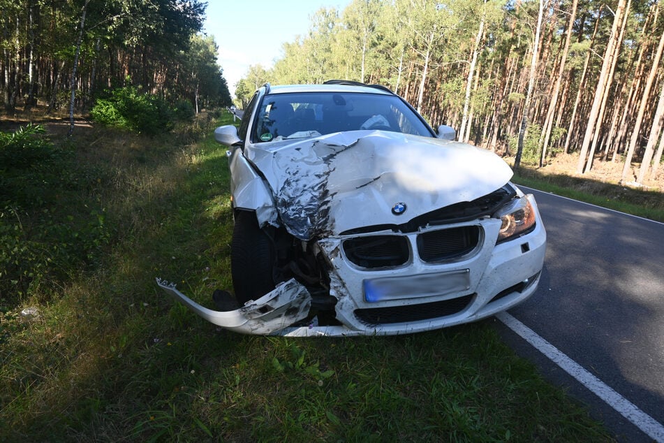 Der BMW wurde durch die Wucht des Aufpralls stark beschädigt.