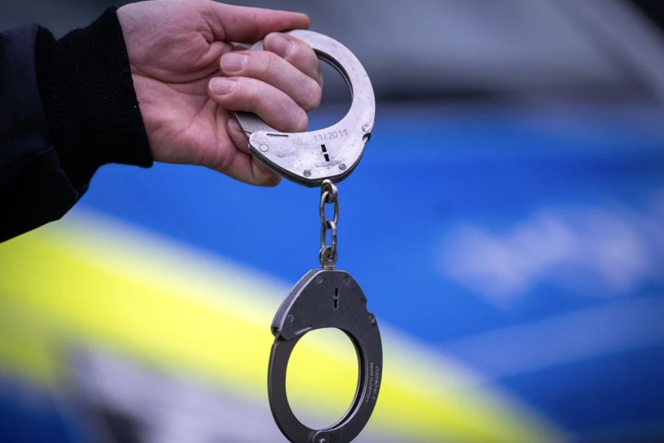 Die Polizei konnte der Person aus ihrer misslichen Lage befreien und stellte die Handschellen sicher. (Symbolfoto)