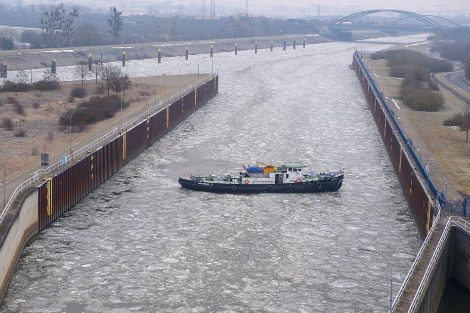 Einem Güterschiff an der Schleuse Rothensee wurde die Weiterfahrt untersagt. (Archivfoto)