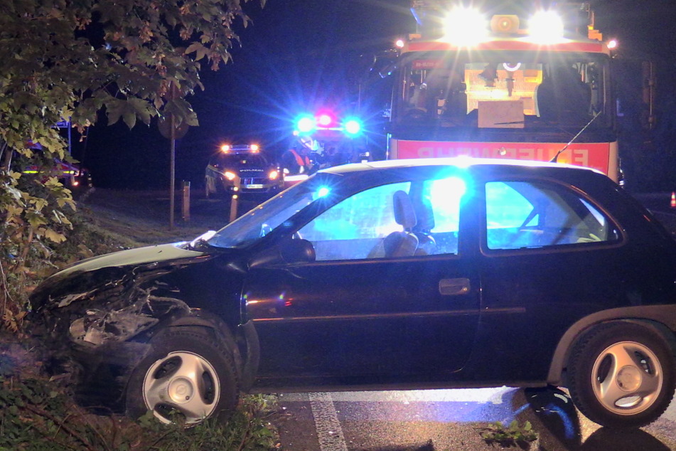 Der Opel Corsa schleuderte über die Straße und prallte gegen einen Baum. Die 20-jährige Fahrerin musste schwer verletzt ins Krankenhaus.