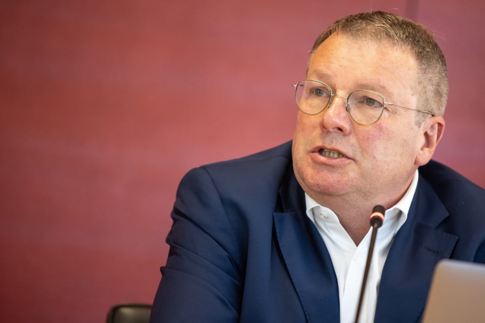 Der Abgeordnete Ernst Weidenbusch (CSU, 58) muss sich wegen Zahlungen der Bayerischen Landesbank rechtfertigen.