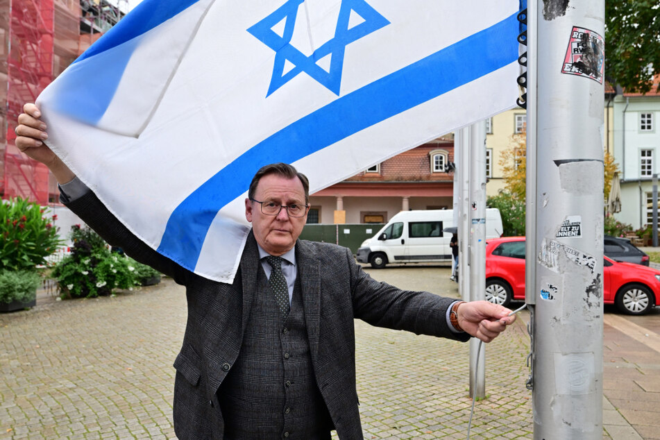 Thüringens Ministerpräsident Bodo Ramelow (67, Linke) hat als Zeichen der Solidarität die israelische Flagge vor der Staatskanzlei gehisst.