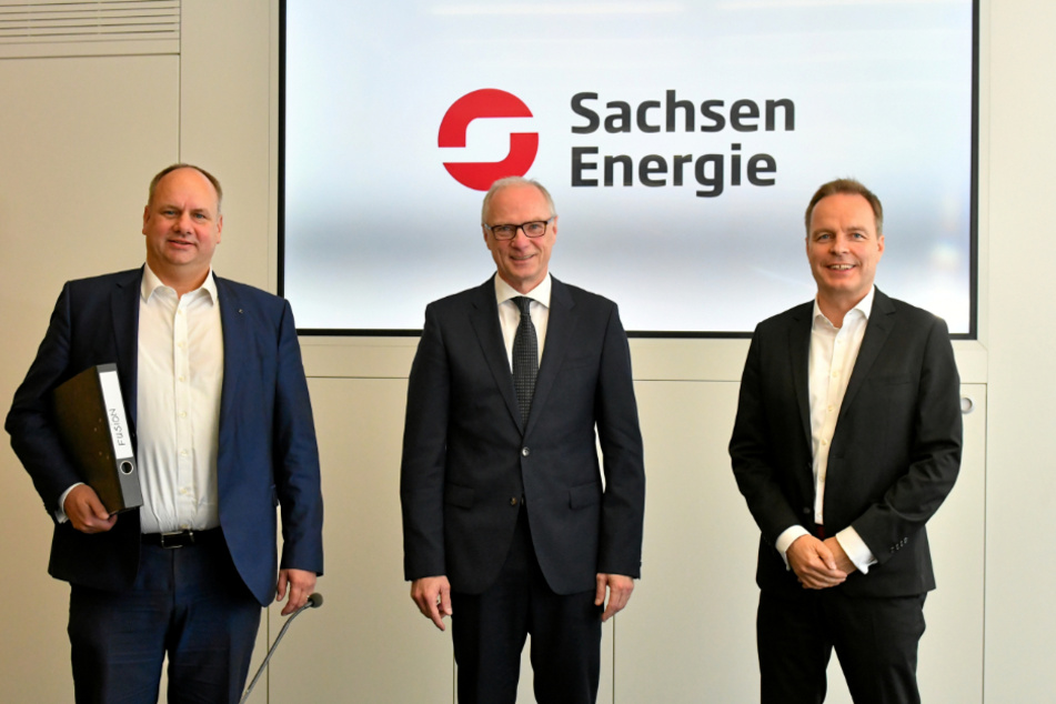 Dresdens OB Dirk Hilbert (l., 48, FDP), der Sebnitzer OB Mike Ruckh (M., 56) als Vertreter der KBO und ENSO-Vorstand Frank Brinkmann (53) haben die Pläne für die Fusion von ENSO und DREWAG vorgestellt.