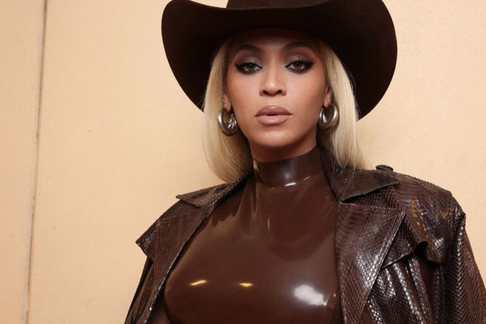 Beyoncé sent fans into a frenzy over the weekend when fans noticed that her exclusive vinyl was missing several tracks.