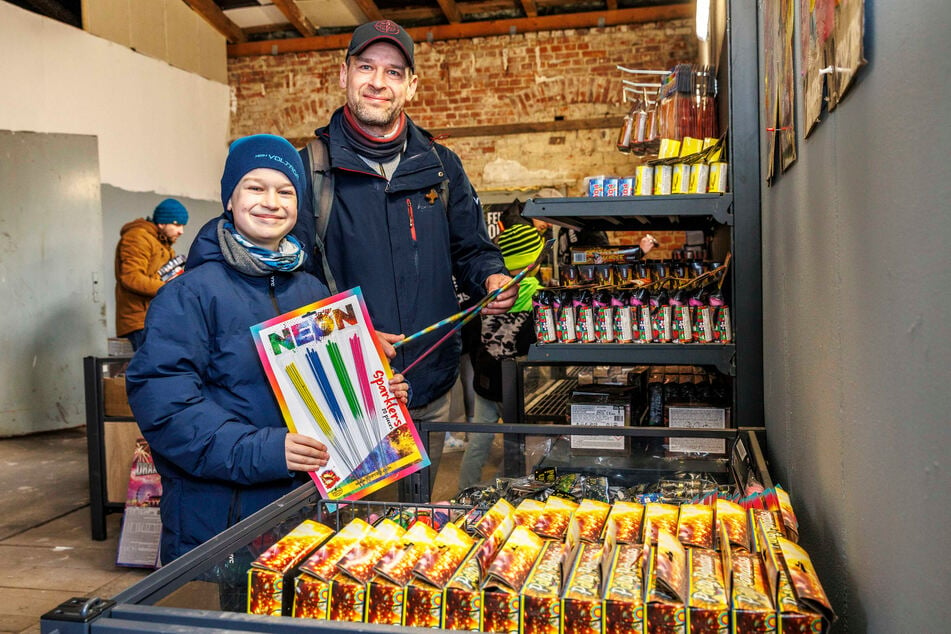 Mike Stuhler (46) mit Sohn Max (12), der sich farbige Wunderkerzen gesichert hat.