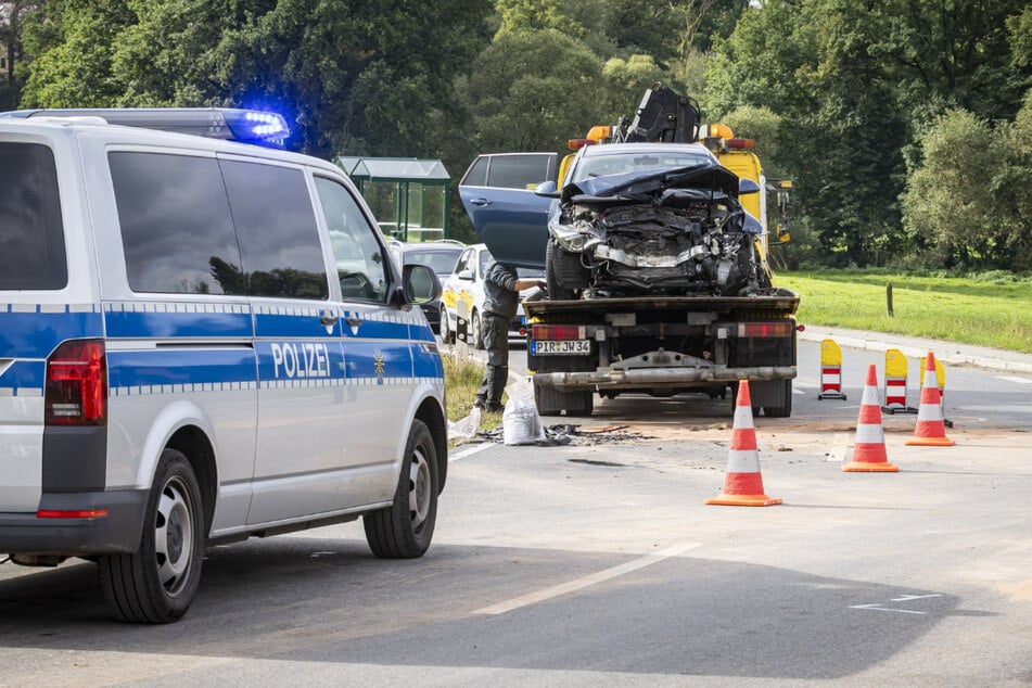 Neben dem Abschleppdienst waren auch Polizei, Feuerwehr und Rettungskräfte vor Ort.