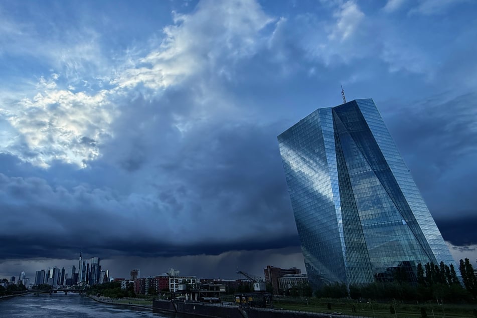 Bereits am Donnerstagabend ziehen Schauer und Gewitter auf, die über das gesamte Wochenende anhalten.