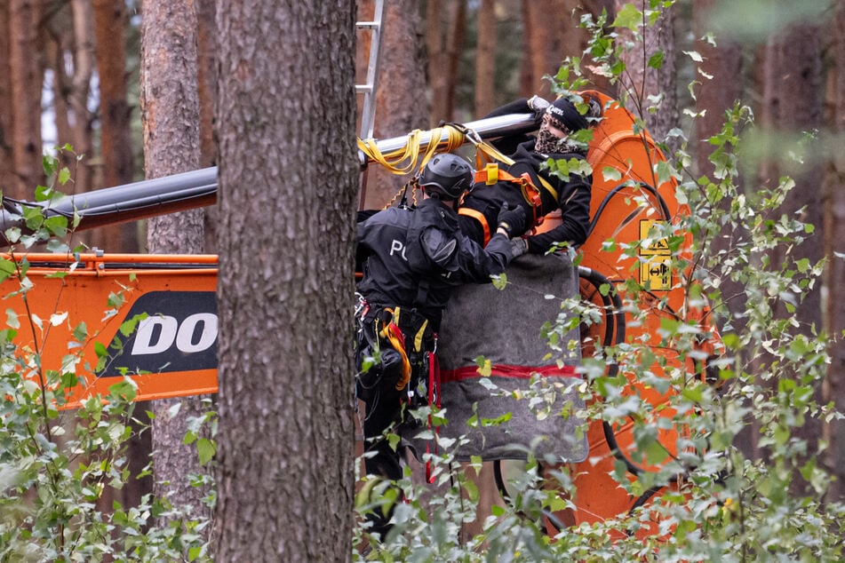 Die Polizei musste mit Spezialkräften die Bagger-Besetzer holen.