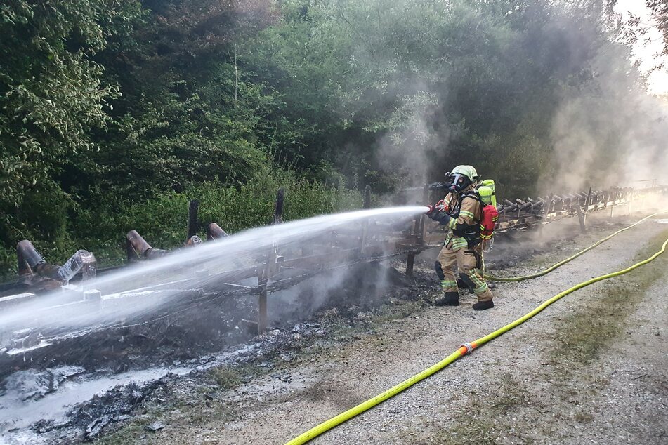Feuerwehrleute hatten viel zu tun: Bei dem Brand war nach Angaben der betroffenen Firma ein Schaden von rund einer Million Euro entstanden.