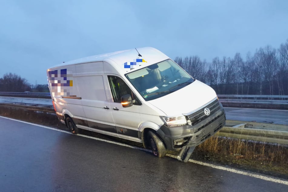 Am Donnerstagmorgen krachte ein Transporter auf der A4 in die Schutzplanke.