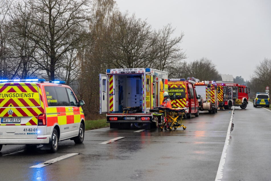 Feuerwehr und Rettungsdienst waren mit zahlreichen Fahrzeugen und Einsatzkräften vor Ort.