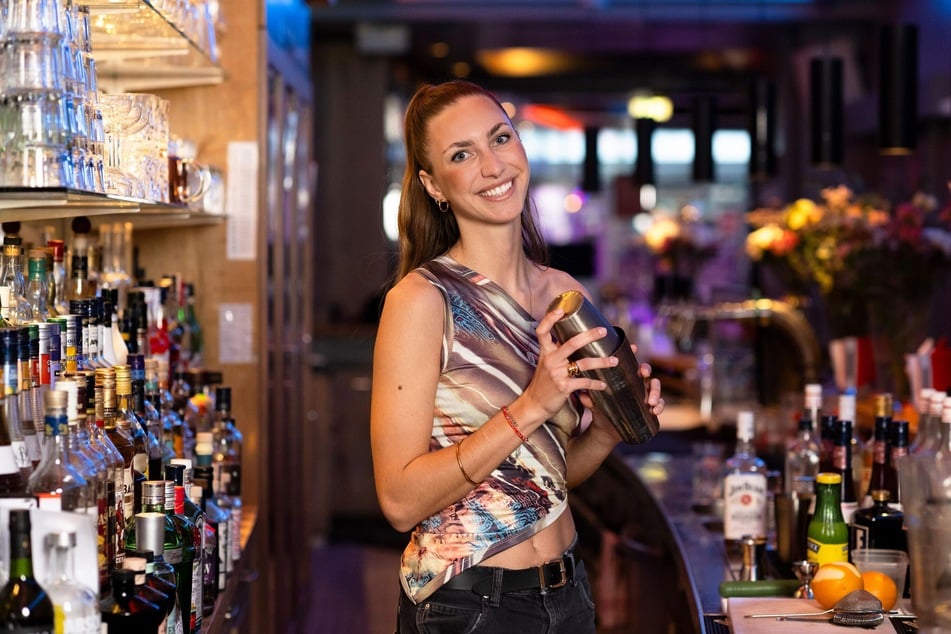 Als Clara (27) den anderen Frauen von ihrem Kuss erzählt, ist die Aufregung groß.