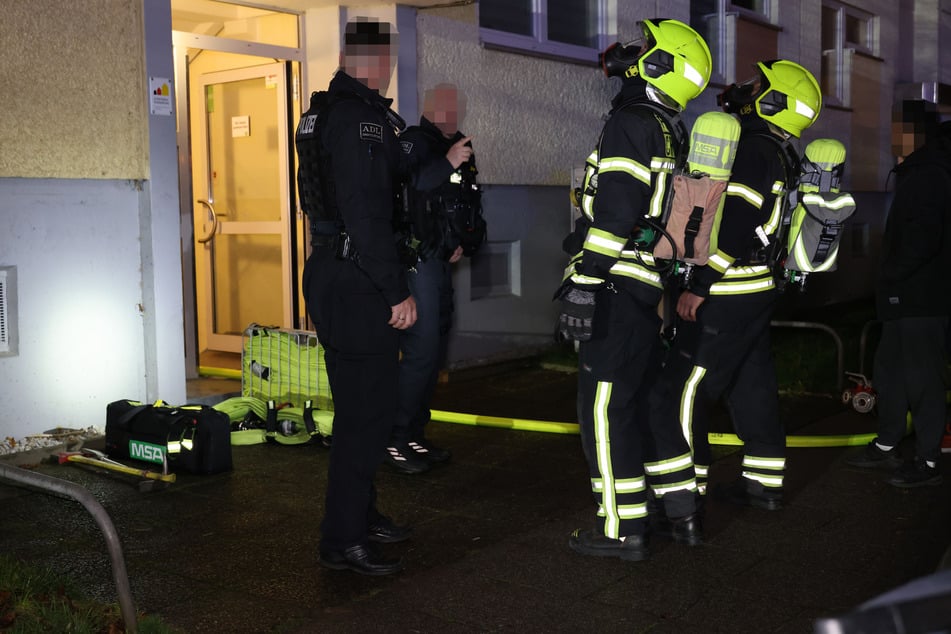 Feuerwehr und Polizei waren am Sonntagabend vor Ort: Die Einsatzkräfte hatten den Brand glücklicherweise schnell unter Kontrolle.