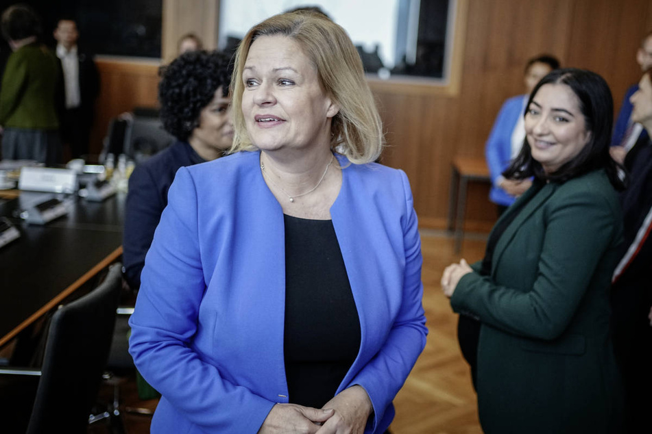 Bundesinnenministerin Nancy Faeser (52, SPD, l.) hat für den heutigen Donnerstag zum Flüchtlingsgipfel nach Berlin geladen.