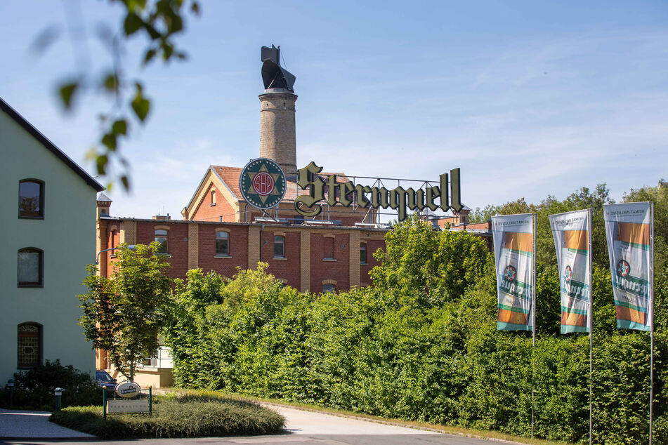 Nahe der ehemaligen Sternquell-Brauerei liegen verdächtige metallische Gegenstände unter der Erde.