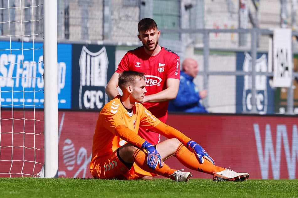 Keeper Lukas Sedlak (26, l.) und Verteidiger Niklas Jeck (24) müssen um die Zukunft mit dem ZFC Meuselwitz bangen.