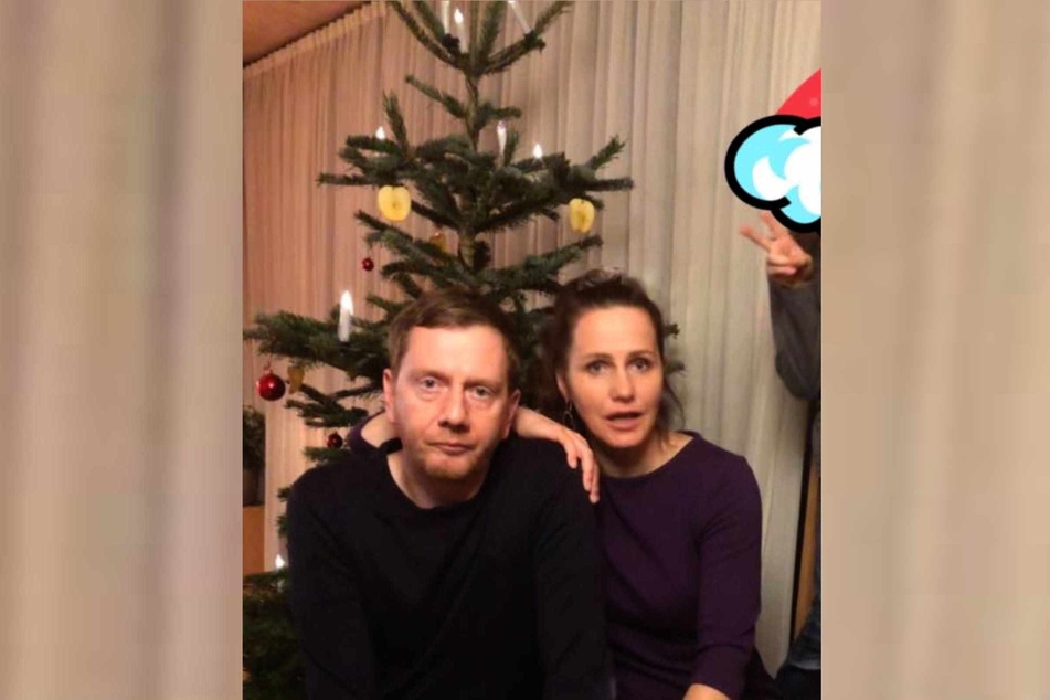 Familie Kretschmer unterm Weihnachtsbaum. Dieses Foto postete Annett Hofmann (48), Michael Kretschmers Frau, vor ein paar Jahren auf Facebook. Die Gesichter der Kinder sind unkenntlich gemacht. Neuere Fotos gibt es zwar, aber nur im Familienalbum.