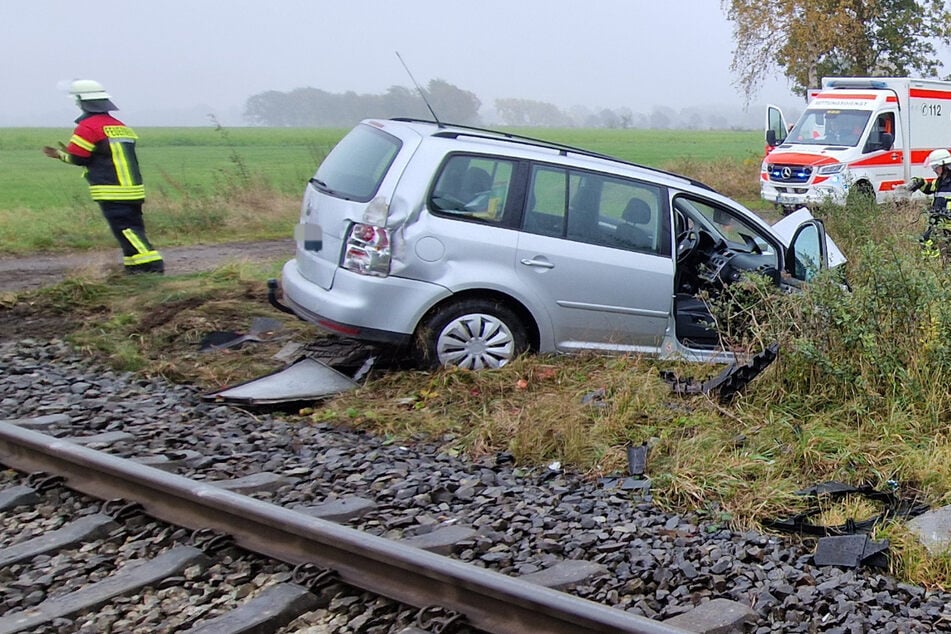 Autofahrer will Schienen überqueren und wird von Zug erfasst