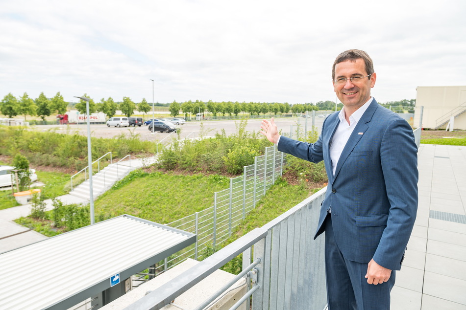 Leiter Christian Koitzsch (46) zeigt einen Teil der Fläche, der für einen möglichen Ausbau des Werks zur Verfügung steht.